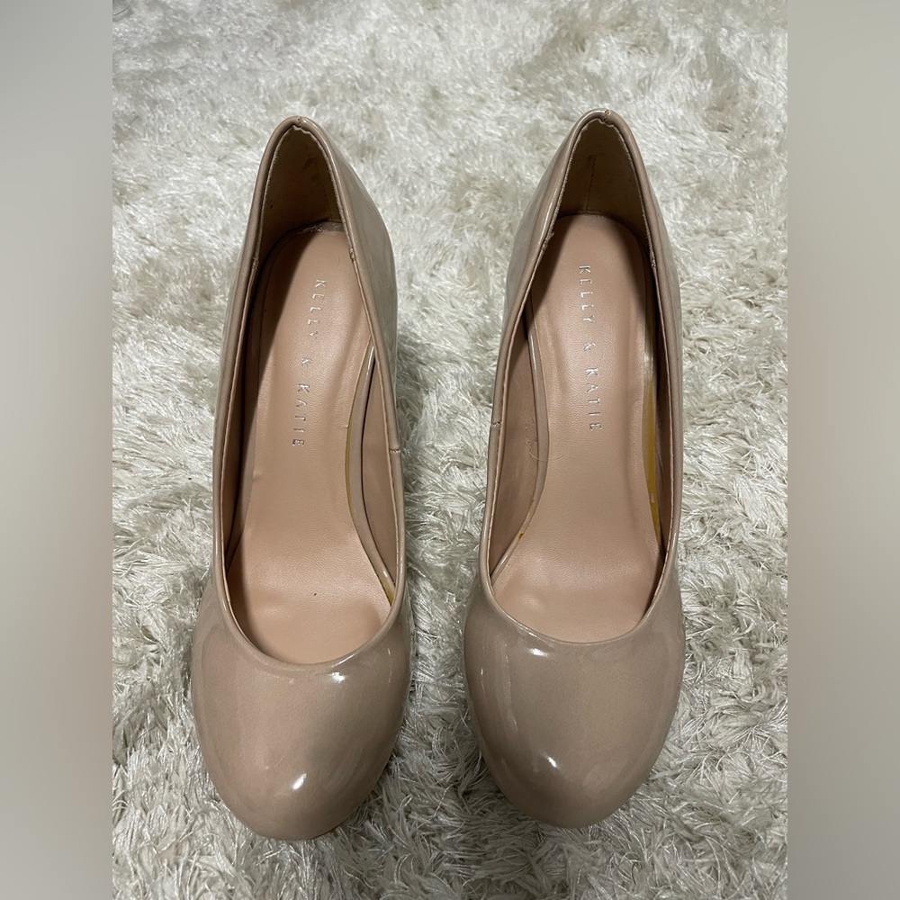 Nude pumps